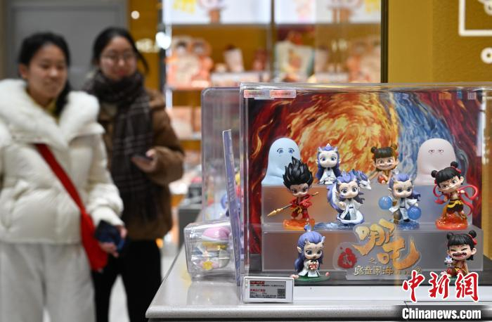 2月8日，浙江杭州，一家文创手办商家展示的《哪吒2》相关手办已售罄。王刚 摄
