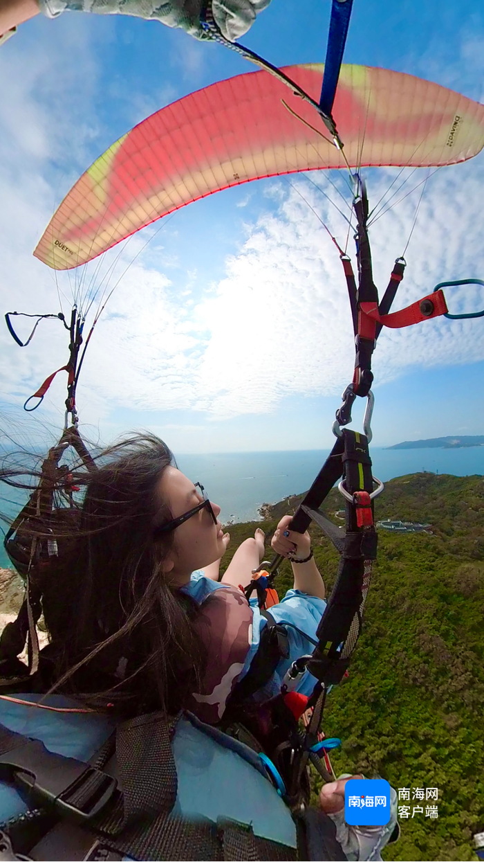 　　游客在三亚蜈支洲岛体验滑翔伞。三亚蜈支洲岛供图