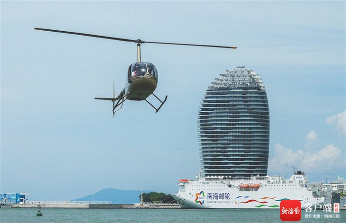 9月27日，游客在直升机上俯瞰三亚风光。海南日报记者 武威 摄