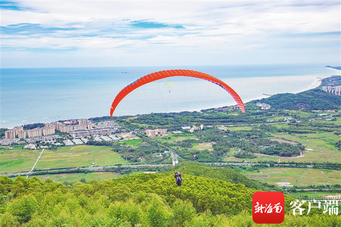 滑翔伞起飞后可俯瞰原生态海岸线。海南日报记者 封烁 摄