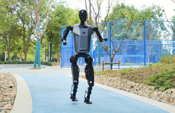 　　2025年1月24日，国家地方共建具身智能机器人创新中心研发的“天工”机器人在户外跑道奔跑。新华社发