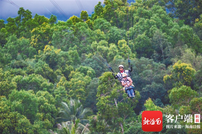 游客在教练的带领下体验滑翔伞。海南日报记者 封烁 摄