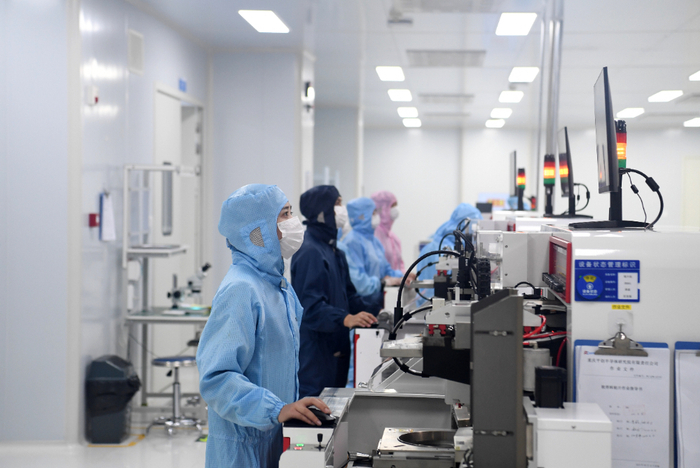 　　2024年5月10日，技术人员在重庆平创半导体研究院生产线上忙碌。新华社发（曾清龙摄）