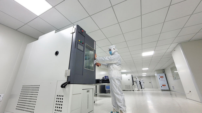 　　2024年10月25日，研发人员在重庆高新技术产业研究院中试线开展新品测试。新华社发（曾清龙摄）