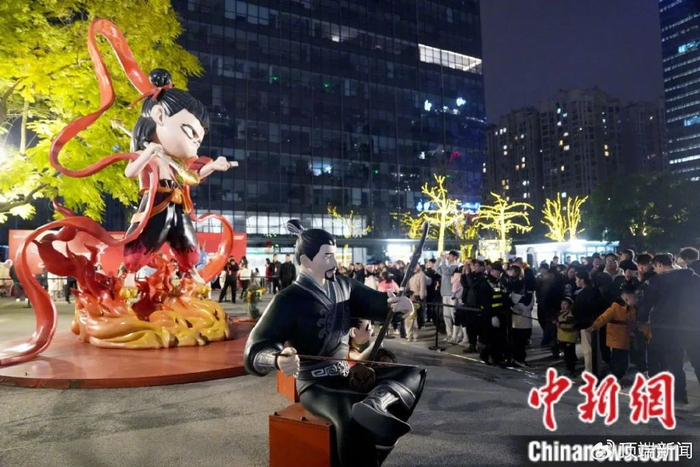 2025年2月12日晚，四川成都市民打卡哪吒雕像。中新社记者 安源 摄