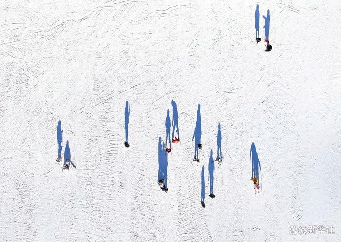 滑雪爱好者在内蒙古呼伦贝尔扎兰屯市金龙山滑雪场滑雪(无人机照片)新华社记者连振 摄