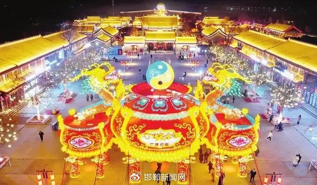 2月14日，游客在永年区广府古城赏灯游玩。史晟全 李东宇 摄