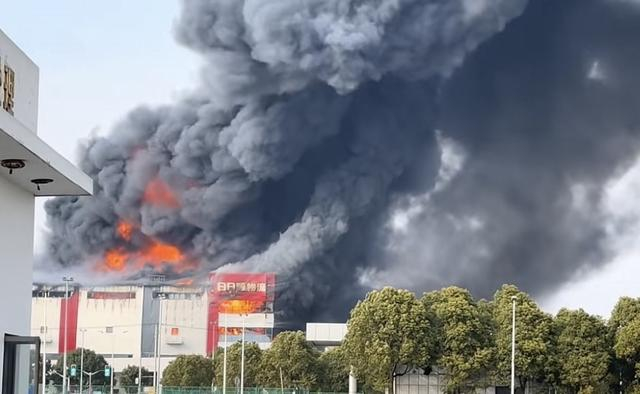 松江一单位发生火灾。网友供图