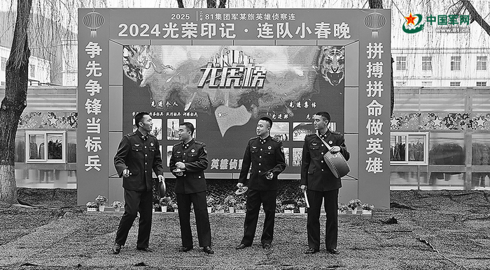 　　新兵们表演三句半《牛人牛事》。作者提供