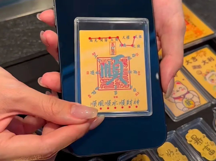 在社媒平台检索关键词”黄金手机贴“，便会弹出大量商家与网友分享的黄金手机贴种草内容/图源：社媒截图