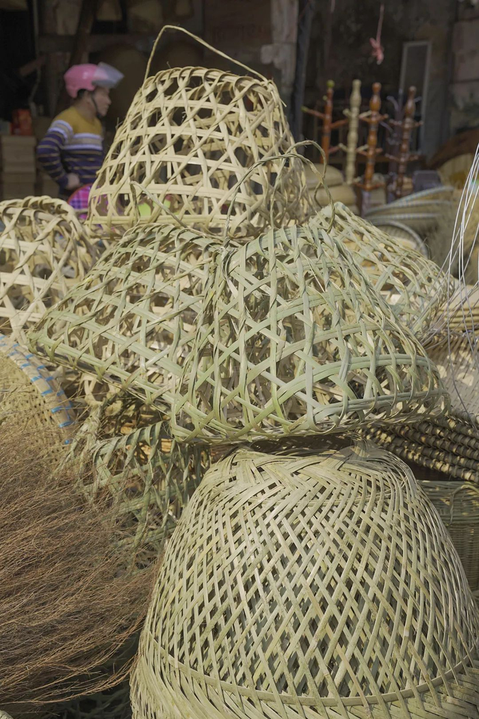 在防城区中山路，随处可见的芒编工艺品
