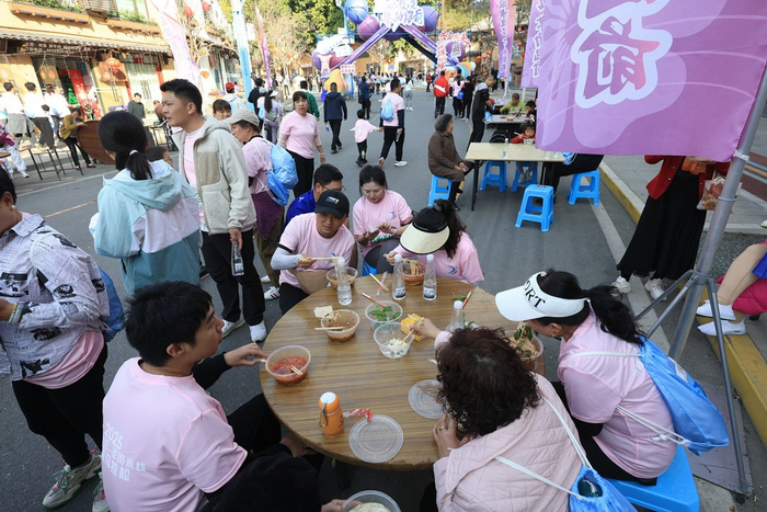 选手赛后品尝盐边美食 主办方供图
