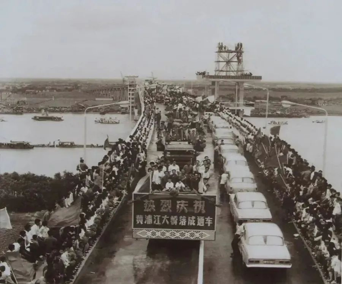 当时还是名为“黄浦江大桥”的松浦大桥通车典礼 来源：上海交通
