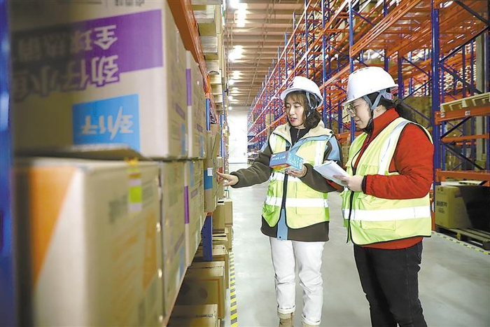     在华联香百配送中心，工作人员正在抽检商品。本报记者 董旭旭 摄