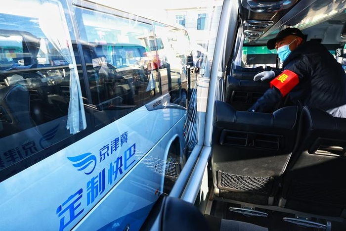 2023年11月16日，天津市武清区高村站至北京的通勤定制快巴开通。资料图/IC photo