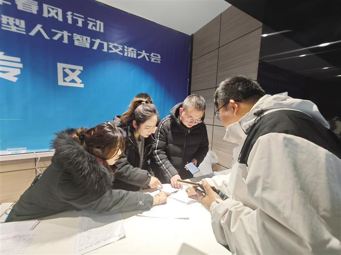     求职者在政策咨询区咨询
