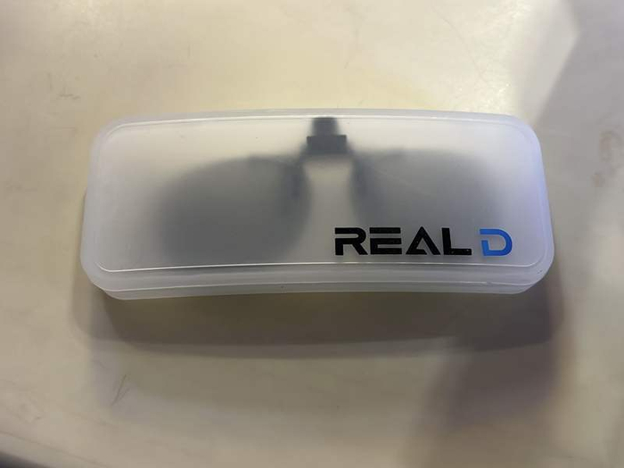 位于地铁旧宫站附近一家影院里，更方便近视观众使用的夹片式3D眼镜一副20元。新京报记者 陈璐 摄