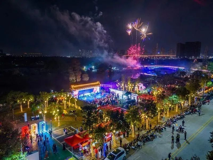 2月12日晚，沙溪镇元宵灯会在沙溪镇城市客厅举行，市民在传统与现代交融的盛宴中，共赴一场春夜的诗意之约。