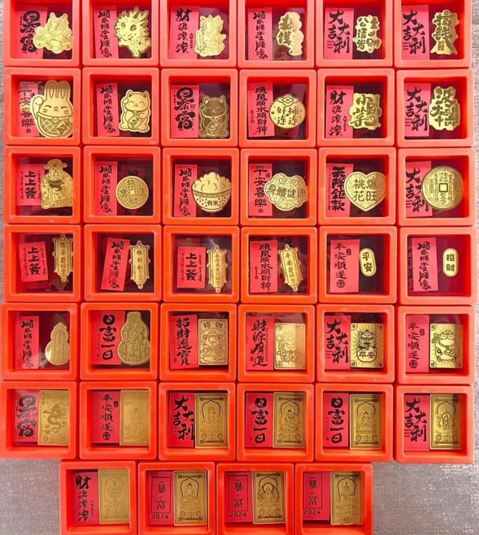 黄金手机贴的出现，满足了年轻人性价比买金信仰/图源：社媒截图