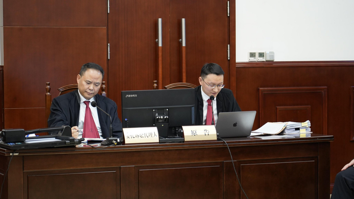 原告律师对被告辩解逐一驳斥。 四川省消委会供图 
