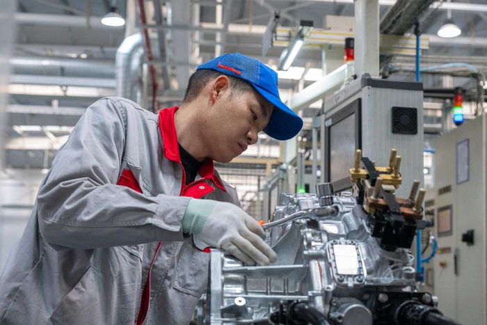2月13日，工人在安徽省芜湖市繁昌经济开发区一家汽车核心部件生产企业生产线上忙碌。新华社发（肖本祥摄）