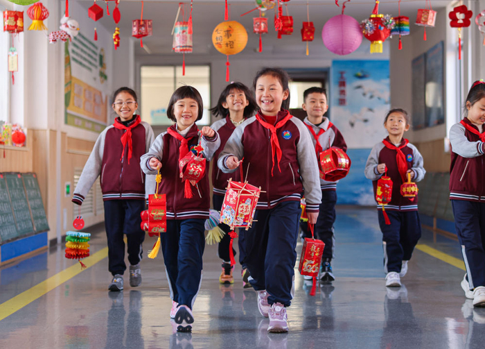 　　  2月14日，在山东省荣成市实验小学，学生们展示自己的手工作品。新华社发（李信君摄）