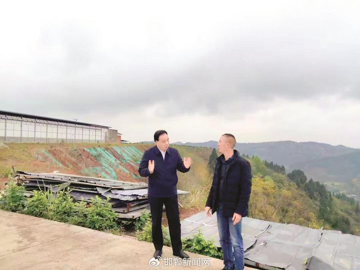 王连增（左）在养殖场调研。 （华裕宣传部供图）