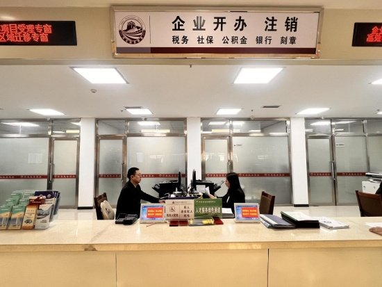 怀来县行政审批局工作人员办理业务。怀来县委宣传部供图