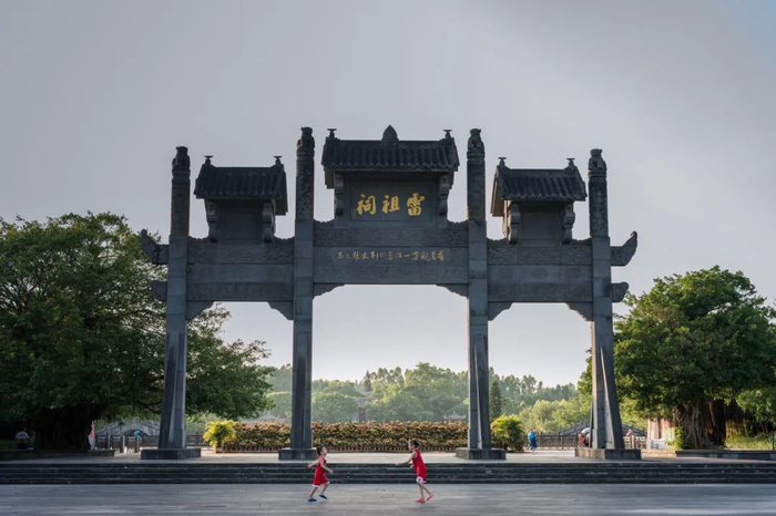 雷祖祠牌坊。罗予团 摄