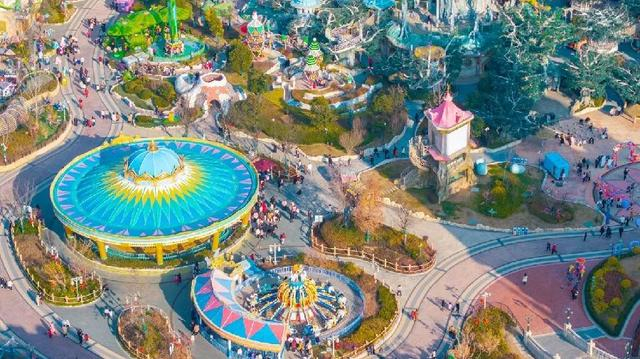 春节期间安徒生童话乐园游客众多（彭岭 摄）