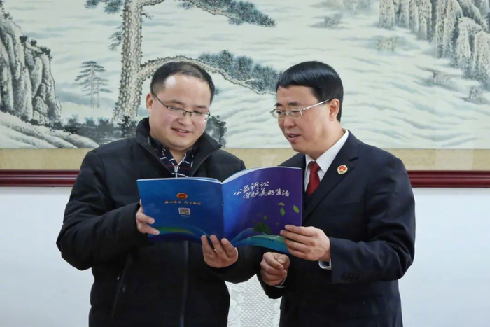 邵永海（左一）听取江苏省东台市检察院检察长陈宏成介绍该院公益诉讼检察工作情况。