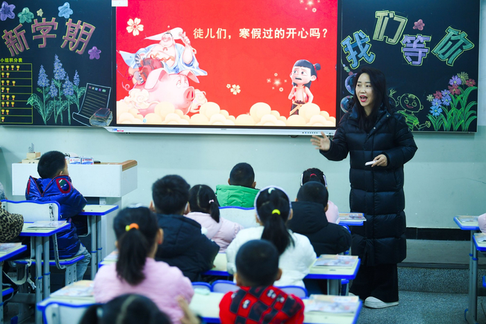 以春为序,逐梦新程——2025我们开学啦!|开学第一课_新浪新闻