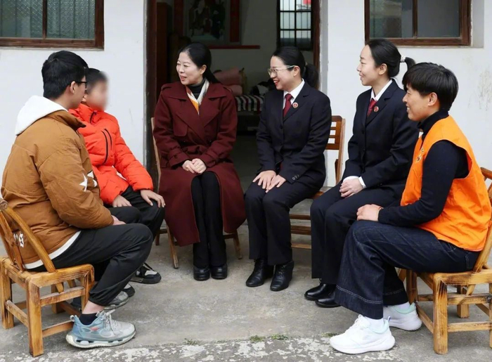 开学前夕，祝响响（左三）走访辖区留守儿童。