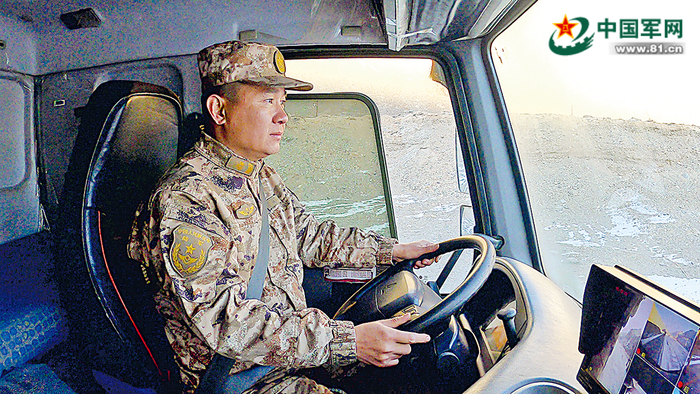 　　高原汽车兵执行运输任务。郭 凯摄
