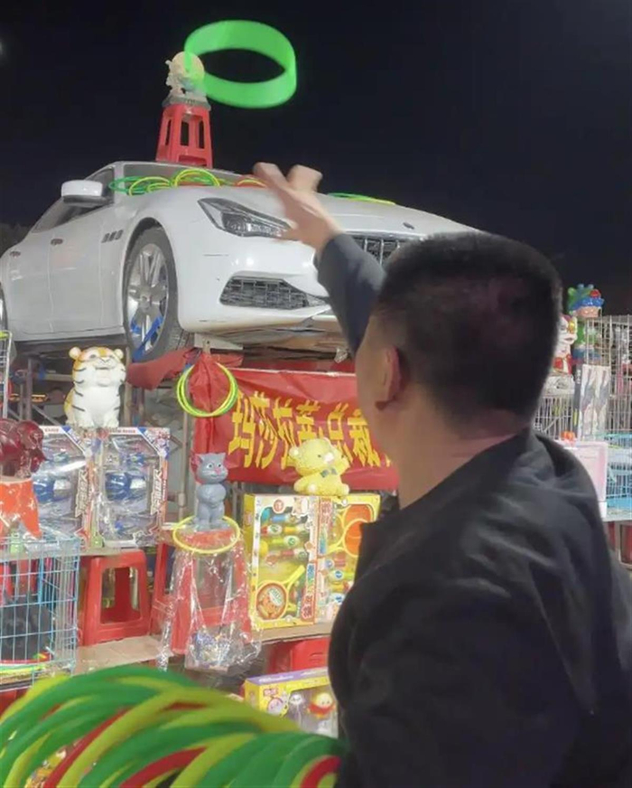 网传男子套中玛莎拉蒂（网络截图）