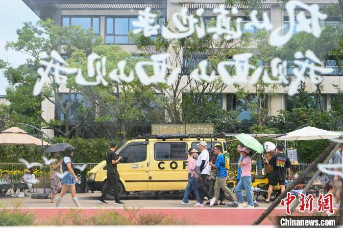 2024年8月18日，云南昆明民众在滇池湖畔打卡咖啡集市，享受周末闲适时光。中新社记者 李嘉娴 摄