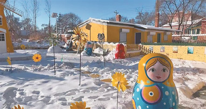     齐齐哈尔市罗西亚大街上可爱的套娃。