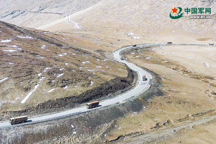　　新疆军区某汽车运输旅车队行进在新藏线上。孙晓亮摄