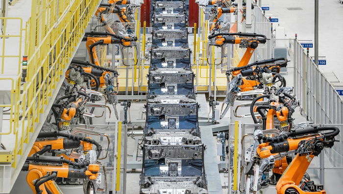 汽车制造工厂 图源：图虫创意