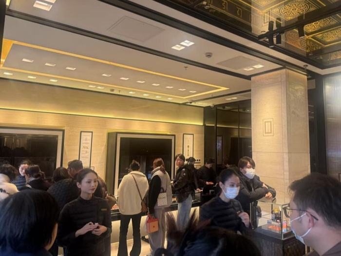 老铺黄金豫园店内。叶宇摄