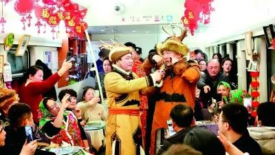 在K7041次列车上，鄂伦春族非遗代表性传承人在演奏口弦琴。徐率摄/光明图片