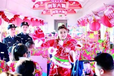 在4184次列车上，乘务人员用秧歌舞庆祝第三季列车大集正式开集。徐率摄/光明图片