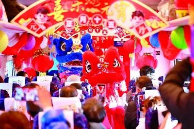 在D512次列车上，乘务人员与旅客共度元宵佳节。徐率摄/光明图片
