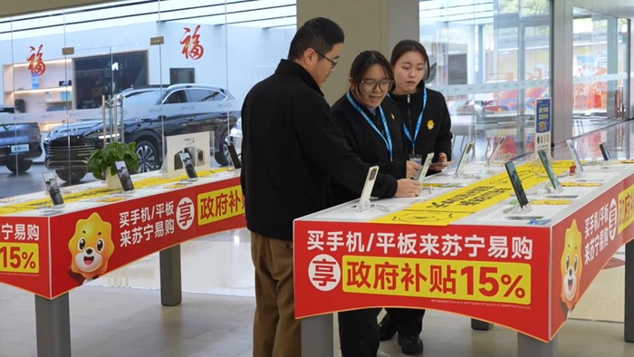 消费者在苏宁易购广西三祺广场店选购电子产品。（视频截图）