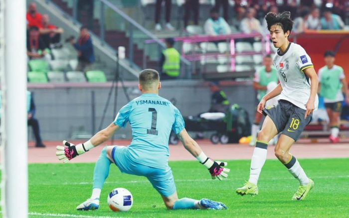         2月15日，中国U20男足球员朱鹏宇（右）在比赛中射门得分。 新华社发