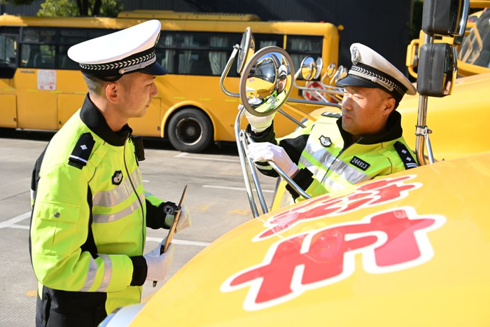 　　  2月10日，江苏省太仓市交警大队交警对校车后视镜进行检查。新华社发（计海新摄）