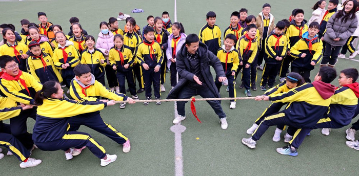 2月14日，山东省枣庄市市中区东湖小学学生们在参加拔河比赛。新华社发（孙中喆摄）