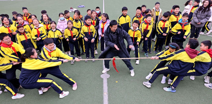 　　  2月14日，山东省枣庄市市中区东湖小学学生们在参加拔河比赛。新华社发（孙中喆摄）