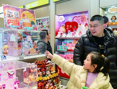 2月15日，消费者在一家盲盒摆件商店内选购《哪吒2》周边商品。 南京日报/紫金山新闻记者 戚珂嘉 摄