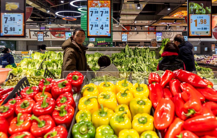 2月9日，消费者在贵州省黔西市一家超市选购蔬菜。新华社发（范晖摄）